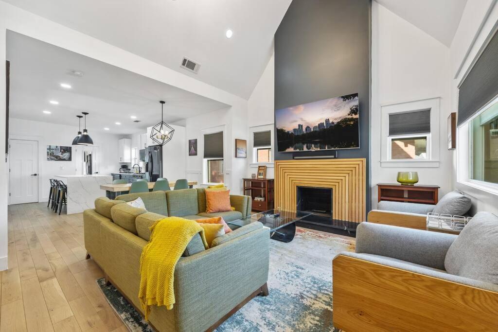 Designer Home: King Beds, Luxe Bath+Free Parking! Atlanta Exterior photo