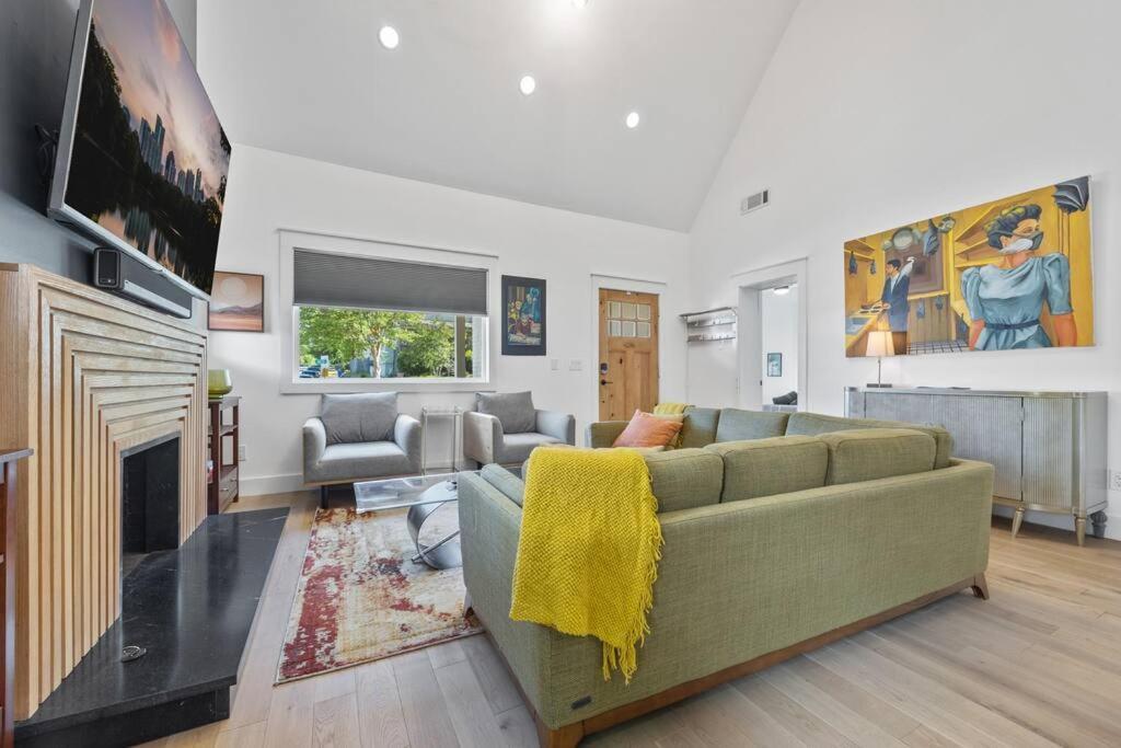 Designer Home: King Beds, Luxe Bath+Free Parking! Atlanta Exterior photo