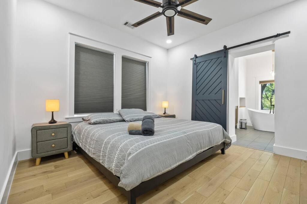 Designer Home: King Beds, Luxe Bath+Free Parking! Atlanta Exterior photo